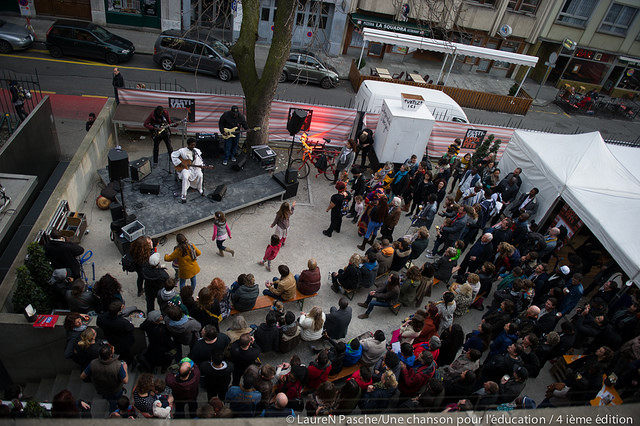 Patrick Kabré dans la cour du Théâtre Pitoëff