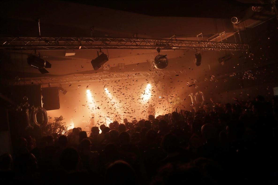 explosion de paillettes pour clore le concert de Peter Kernel